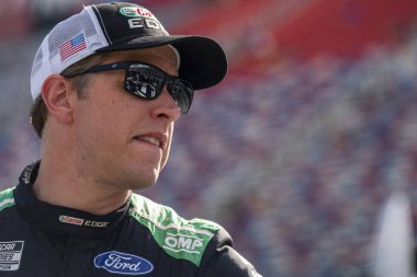 NASCAR Kupa Serisi Sürücüsü Brad Keselowski (6), Bristol TN 'deki Bristol Motor Yarış Pistinde düzenlenen Bass Pro Shops Gece Yarışı için piste çıkıyor..
