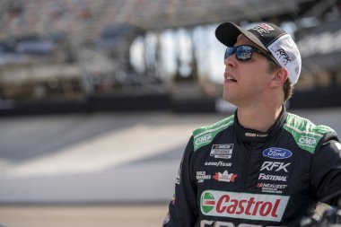 NASCAR Kupa Serisi Sürücüsü Brad Keselowski (6), Bristol TN 'deki Bristol Motor Yarış Pistinde düzenlenen Bass Pro Shops Gece Yarışı için piste çıkıyor..