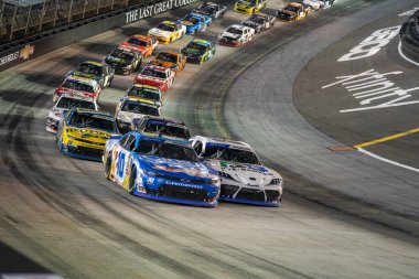 NASCAR Xfinity Serisi Sürücüsü Daniel Hemriç (10) Bristol TN 'deki Bristol Motor Yarış Pistinde Food City 300 için yarışıyor..