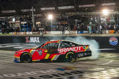 NASCAR Xfinity Serisi Sürücüsü Justin Allgaier (7), Bristol TN 'deki Bristol Motor Yarış Pisti' nde Food City 300 için kazandığı zaferi kutluyor..