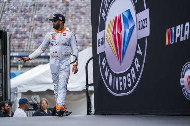 NASCAR Kupası Serisi Sürücüsü Bubba Wallace (23) Bristol TN 'deki Bristol Motor Yarış Pistindeki Bass Pro Shops Gece Yarışı' na katıldı..