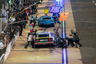 NASCAR Kupası Serisi Sürücüsü Brad Keselowski (6) Bristol TN 'deki Bristol Motor Yarış Pistinde Bass Pro Shops Gece Yarışı için yarışır..