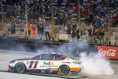 NASCAR Kupa Serisi Sürücüsü Denny Hamlin (11), Bristol TN 'deki Bristol Motor Yarış Pistindeki Bass Pro Shops Gece Yarışı' nda kazandığı zaferi kutluyor..