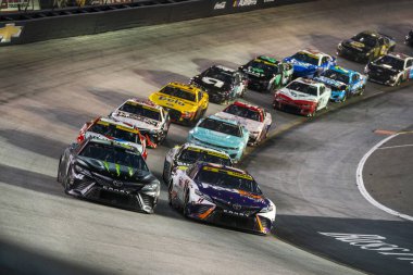 NASCAR Kupası Serisi Sürücüsü Denny Hamlin (11) Bristol TN 'deki Bristol Motor Yarış Pistinde Bass Pro Shops Gece Yarışı için yarışıyor..