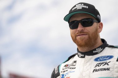 NASCAR Kupası sürücüsü Chris Buescher (17), Darlington SC 'deki Darlington Yarış Pisti' nde Cook Out Southern 500 için antrenman yapıyor..