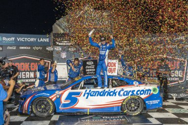 NASCAR Kupası sürücüsü Kyle Larson (5), Darlington SC 'deki Darlington Yarış Pisti' nde Cook Out Southern 500 için kazandığı zaferi kutluyor..