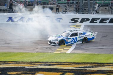 NASCAR Xfinity Serisi Sürücüsü John Hunter Nemechek (20) Kansas City KS 'deki Kansas Yarış Pisti' nde Kansas Lottery 300 'de kazandığı zaferi kutluyor..