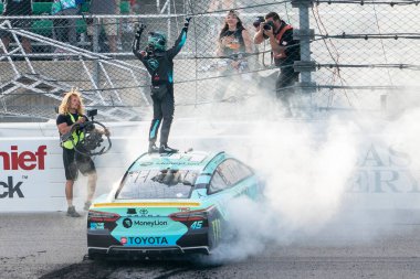 NASCAR Kupa Serisi Sürücüsü Tyler Reddick (45) Kansas City KS 'deki Kansas Speedway' de Hollywood Kumarhanesi 400 için kazandığı zaferi kutluyor..