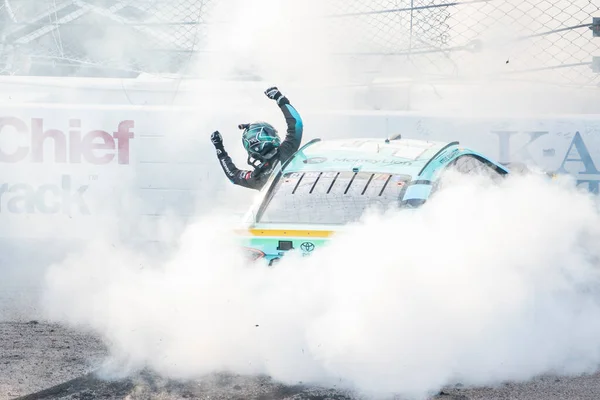 Kierowca Nascar Cup Series Tyler Reddick Świętuje Swoje Zwycięstwo Hollywood — Zdjęcie stockowe