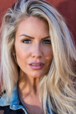 Açık bir ortamda poz güzel sarışın manken