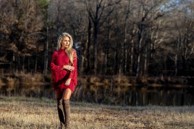 Açık bir ortamda poz güzel sarışın manken