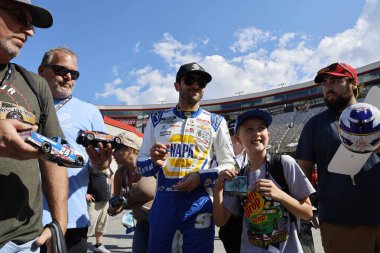 NASCAR Kupa Serisi Sürücüsü Chase Elliott (9) Bristol TN 'deki Bristol Motor Yarış Pistinde Bass Pro Shops Night Race antrenmanına gidiyor..