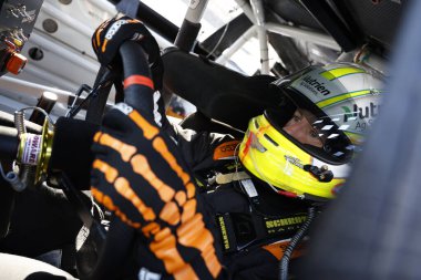 NASCAR Kupa Serisi Sürücüsü, AJ Allmendinger (16) Bristol TN 'deki Bristol Motor Yarış Pisti' ndeki Bass Pro Shops Gece Yarışı 'na gidiyor..