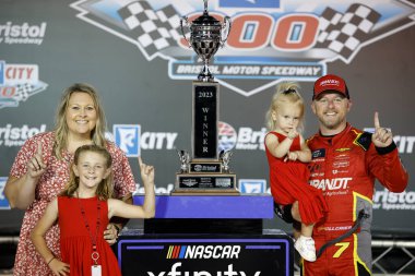 NASCAR Xfinity Serisi Sürücüsü, Justin Allgaier (7) Bristol TN 'deki Bristol Motor Yarış Pisti' nde Food City 300 'ü kazandı.