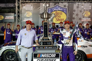 NASCAR Kupa Serisi Sürücüsü Denny Hamlin (11) Bristol TN 'deki Bristol Motor Yarış Pistinde Bass Pro Shops Gece Yarışı' nı kazandı..