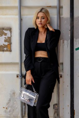 Sarışın bir model yaz havasının tadını çıkarırken dışarıda poz veriyor.