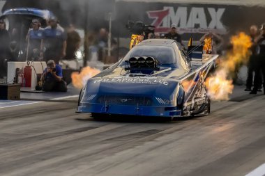 Sep 22, 2023-Concord, NHRA Komik Araba Serisi sürücüsü Terry Haddock, Betway Carolina Ulusal Şampiyonası eleme oturumunda kulvardan aşağı koşuyor..