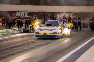Sep 22, 2023-Concord, NHRA Komik Araba Serisi sürücüsü Ron Capps, Betway Carolina Ulusal Şampiyonası eleme oturumunda kulvardan aşağı koşuyor..