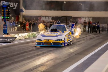 Sep 22, 2023-Concord, NHRA Komik Araba Serisi sürücüsü Ron Capps, Betway Carolina Ulusal Şampiyonası eleme oturumunda kulvardan aşağı koşuyor..