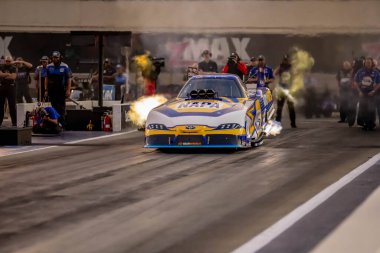 Sep 22, 2023-Concord, NHRA Komik Araba Serisi sürücüsü Ron Capps, Betway Carolina Ulusal Şampiyonası eleme oturumunda kulvardan aşağı koşuyor..