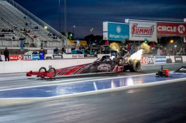 Sep 22, 2023-Concord, NC: NHRA Top Fuel Dragster Serisi sürücüsü Spencer Massey, Betway Carolina Ulusal Şampiyonası eleme oturumunda kulvardan aşağı koşuyor..