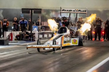 Sep 22, 2023-Concord, NC: NHRA Top Fuel Dragster Serisi sürücüsü Clay Millican, Betway Carolina Ulusal Şampiyonası eleme oturumunda kulvardan aşağı koşuyor..
