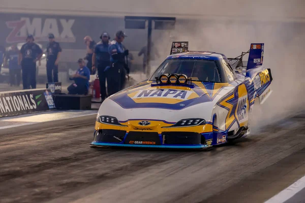 Sep 22, 2023-Concord, NHRA Komik Araba Serisi sürücüsü Ron Capps, Betway Carolina Ulusal Şampiyonası eleme oturumunda kulvardan aşağı koşuyor..