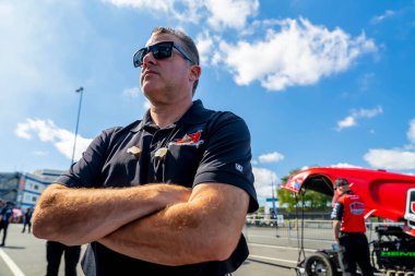 Sep 24, 2023 - Concord, NC: NHRA Serisi sahibi Tony Stewart, takımlarının ZMax Dragway 'deki Betway Carolina Ulusal Şampiyonası' nda koşuya hazırlanmasını izliyor.  