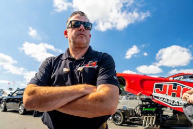 Sep 24, 2023 - Concord, NC: NHRA Serisi sahibi Tony Stewart, takımlarının ZMax Dragway 'deki Betway Carolina Ulusal Şampiyonası' nda koşuya hazırlanmasını izliyor.  