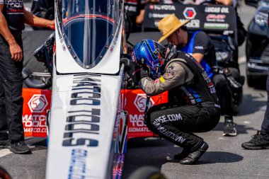 Sep 24, 2023-Concord, NC: NHRA Top Fuel Dragster Serisi sürücüsü Antron Brown, Betway Carolina Ulusal Şampiyonası 'nda koşuya hazırlanıyor.
