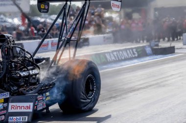 Sep 24, 2023 - Concord, NC: NHRA Top Fuel Dragster Serisi sürücüsü Leah Pruett, Betway Carolina Ulusal yarışması sırasında kulvardan aşağı koşuyor..