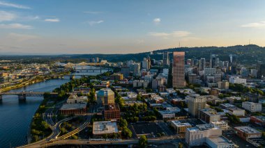 Kuzeybatı Pasifik 'teki Portland şehrinin havadan görünüşü ve ABD' nin Oregon eyaletinin en büyük şehri.. 