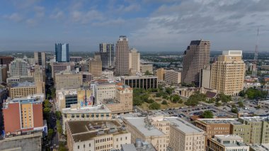 San Antonio şehrinin hava görüntüsü. Şehir Amerika Birleşik Devletleri 'nin en kalabalık yedinci, Güney Amerika Birleşik Devletleri' nin en büyük ikinci ve Houston 'dan sonra Teksas' ın en kalabalık ikinci kentidir..