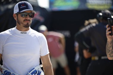 NASCAR Cup Serisi Sürücüsü, J J Yeley (15), Fort Worth TX 'teki Texas Motor Yarış Pisti Otomotiv 400 için piste çıkmaya hazırlanıyor..