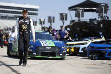 NASCAR Kupa Serisi Sürücüsü Kyle Busch (8), Fort Worth TX 'teki Texas Otomotiv Pisti Otomotiv 400' e katılmaya hazırlanıyor..