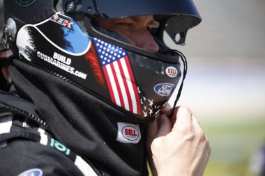 NASCAR Cup Serisi Sürücüsü Brad Keselowski (6), Fort Worth TX 'teki Texas Motor Yarış Pisti Otomotiv 400 için piste çıkmaya hazırlanıyor..