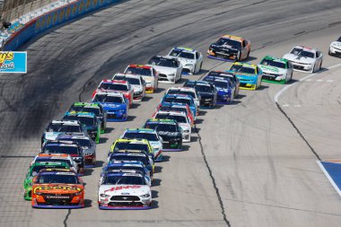 NASCAR Xfinity Serisi Sürücüsü Justin Allgaier (7), Fort Worth TX 'teki Texas Motor Yarış Pisti' nde Andy 's Frozen Custard 300 için sahada başı çekiyor..