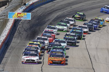 NASCAR Xfinity Serisi Sürücüsü Justin Allgaier (7), Fort Worth TX 'teki Texas Motor Yarış Pisti' nde Andy 's Frozen Custard 300 için sahada başı çekiyor..