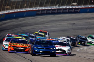 NASCAR Xfinity Serisi Sürücüsü Justin Allgaier (7), Fort Worth TX 'teki Texas Motor Yarış Pisti' nde Andy 's Frozen Custard 300 için sahada başı çekiyor..
