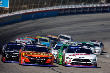 NASCAR Xfinity Serisi Sürücüsü Justin Allgaier (7), Fort Worth TX 'teki Texas Motor Yarış Pisti' nde Andy 's Frozen Custard 300 için sahada başı çekiyor..
