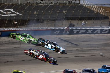 NASCAR Xfinity Serisi Sürücüsü, Trevor Bayne (19), Fort Worth TX 'teki Texas Motor Yarış Pisti' nde Andy 's Donmuş Krema 300 sırasında kaza yaptı..