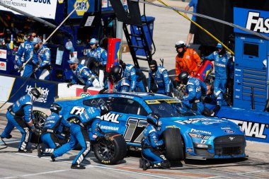NASCAR Cup Serisi Sürücüsü, Chris Buescher (17), Fort Worth TX 'teki Texas Otomotiv Parkı Otomotiv 400 için pit stop yapıyor..