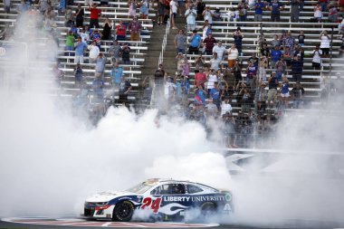 NASCAR Cup Serisi Sürücüsü William Byron (24) Fort Worth TX 'teki Texas Motor Yarış Pisti Otomotiv 400' ü kazandı..