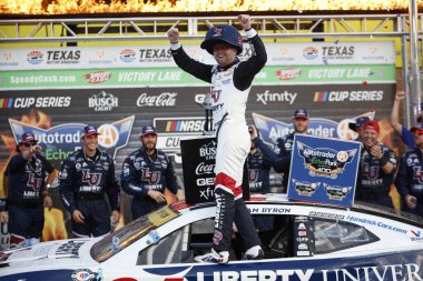 NASCAR Cup Serisi Sürücüsü William Byron (24) Fort Worth TX 'teki Texas Motor Yarış Pisti Otomotiv 400' ü kazandı..