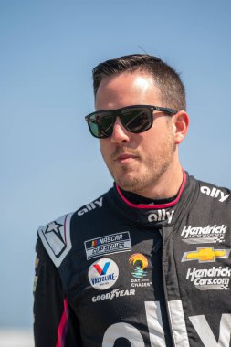 NASCAR Cup Serisi Sürücüsü Alex Bowman (48), Fort Worth TX 'teki Texas Otomotiv Pisti Otomotiv 400 için pistte antrenman yapıyor..