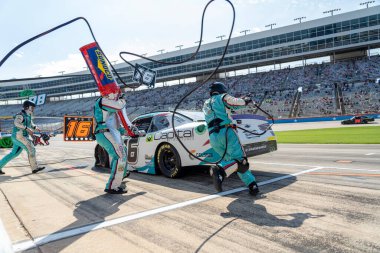 NASCAR Xfinity Serisi Sürücüsü Chandler Smith (16), Fort Worth TX 'teki Texas Motor Speedway' de Andy 's Frozen Custard 300 için yarışıyor..