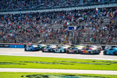 NASCAR Cup Serisi Sürücüsü Chris Buescher (17), Fort Worth TX 'teki Texas Otomotiv Pisti Otomotiv 400 için yarışmaktadır..