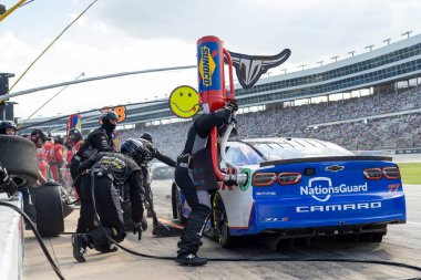 NASCAR Kupa Serisi Sürücüsü Ty Dillon (77) ve ekibi Fort Worth TX 'teki Texas Otomotiv Pisti Otomotiv 400 için pit stop yaptılar..