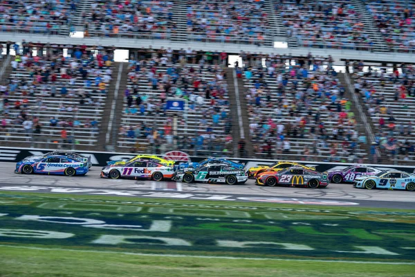 Nascar杯系列赛车手Brad Keselowski 在沃思堡的德克萨斯高速道 Texas Motor Speedway 争夺汽车贸易商Echopark Automotive 400的职位 — 图库照片