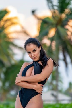 Sinanche Yucatan Meksika yakınlarındaki Meksika Körfezi 'nin kıyısındaki plajın tadını çıkaran göz kamaştırıcı bir Latin modeli.